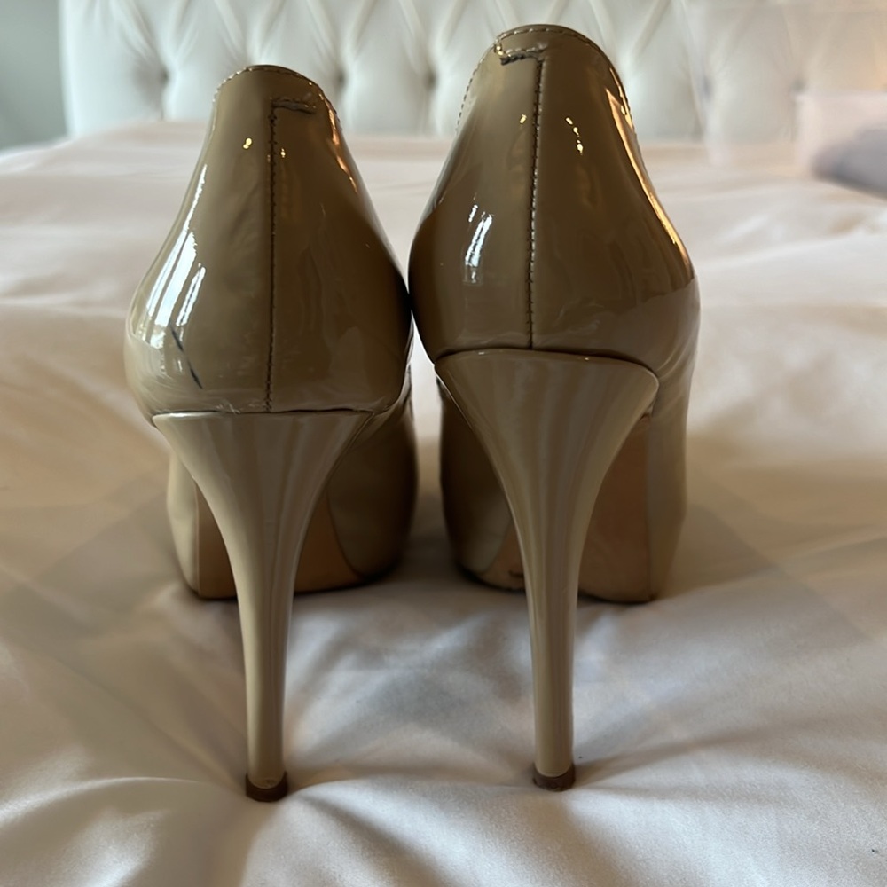 Vince Camuto beige patent peep toe platforms - Picture 4 of 6